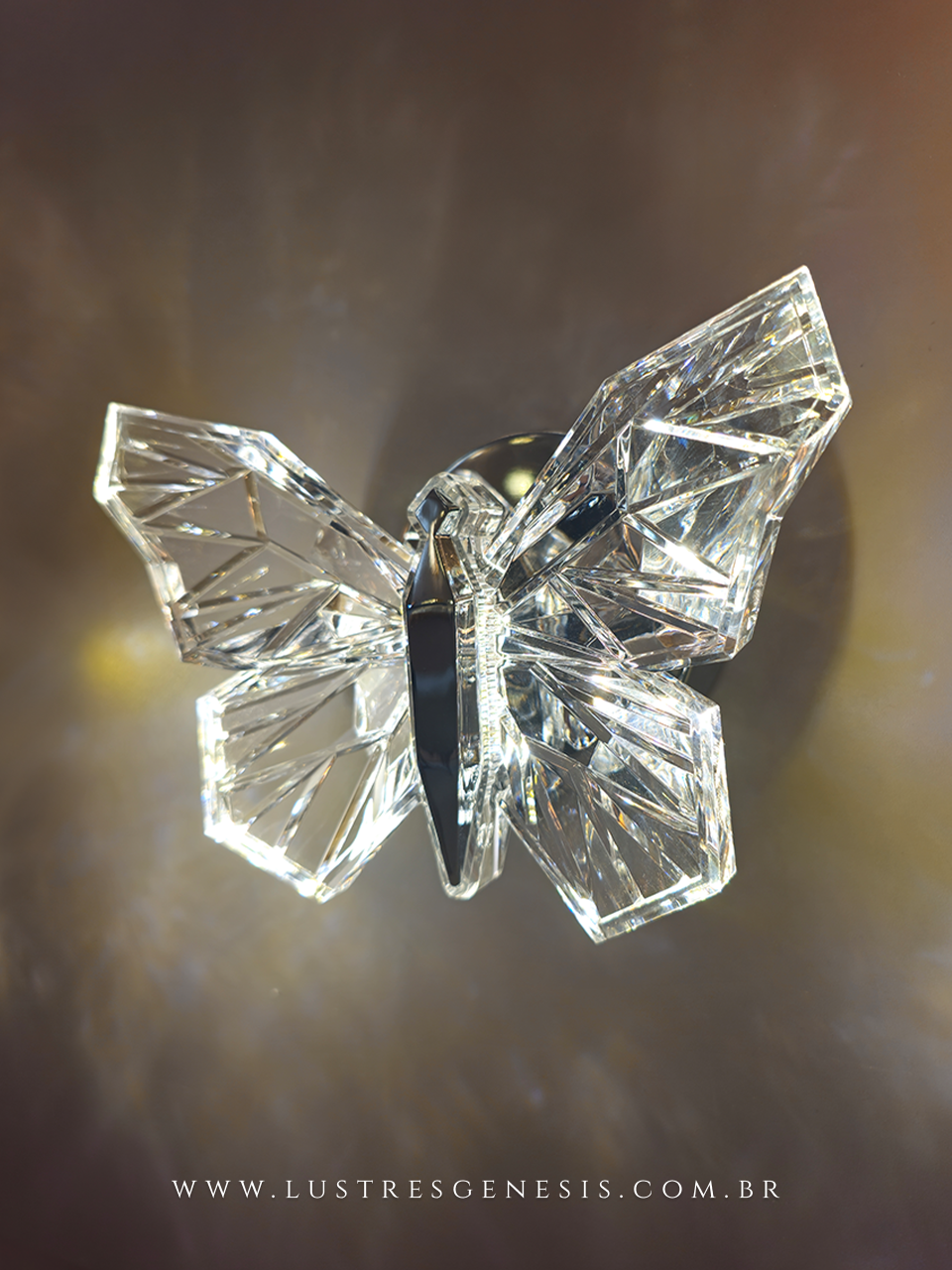Com formato delicado de borboleta, a Arandela Led DCB02204 em metal dourado e acrilico renova a iluminação da sua residência.